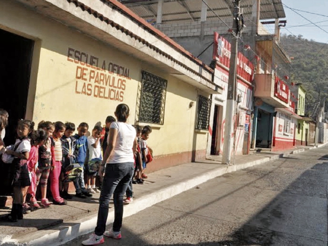 La Escuela Oficial de Párvulos Las Delicias, en Cuilapa, Santa Rosa, se ubica en una calle en la que funcionan varias ventas de licor y prostíbulos, lo que preocupa a los padres de familia. (Foto Prensa Libre: Oswaldo Cardona)