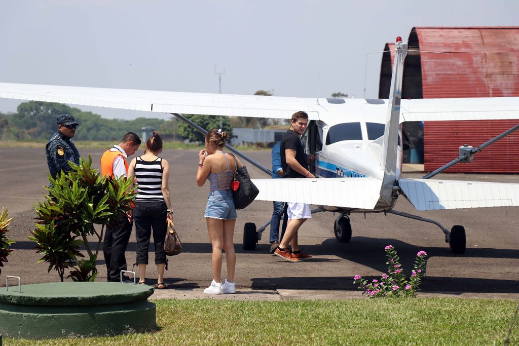 Turistas llegan en vuelo privado llegan al aeródromo de Retalhuleu, con motivo del descanso de Semana Santa. Foto Prensa Libre: Rolando Miranda)