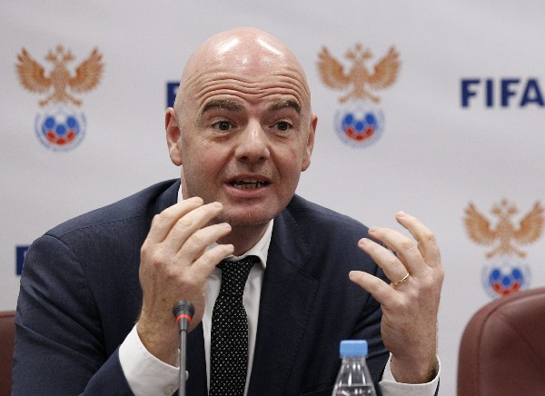 Gianni Infantino, presidente de la Fifa, en su visita a Rusia, sede del Mundial del 2018. (Foto Prensa Libre: AP)