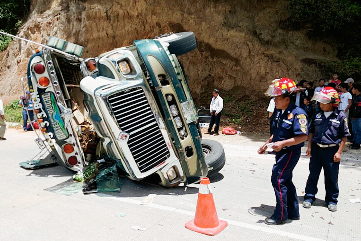 Autobús obstruye parcialmente la ruta Interamericana. (Foto Prensa Libre: José Rosales)
