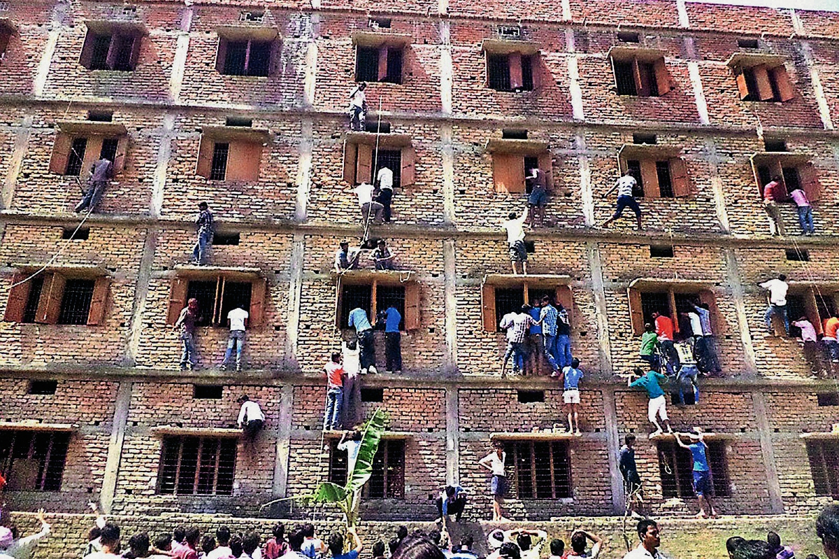 Padres y familiares ayudan a sus hijos a copiar examen para terminar la escuela en Hajipur, Bihar. (Foto Prensa Libre: AP)