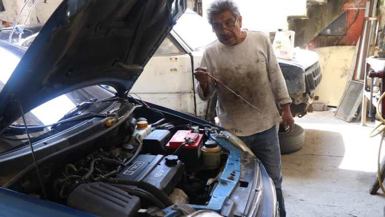 El mecánico José Villagrán recomienda que cuando un carro se inunda es necesario desconectar la batería, revisar la varilla del aceite y los filtros. (Foto Prensa Libre: María José Longo)