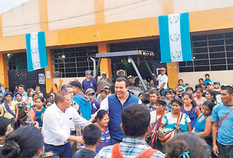 El exministro de Comunicaciones, Alejandro Sinibaldi, saluda a los asistentes a uno de los tres mítines que efectuó en Huehuetenango.