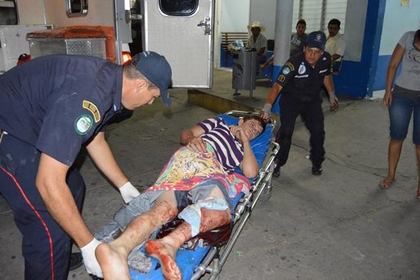 Bomberos lo trasladan al hospital local a Óscar Oswaldo Archila Ovalle, baleado en Río Hondo, Zacapa.  (Foto Prensa Libre: Víctor Gómez)