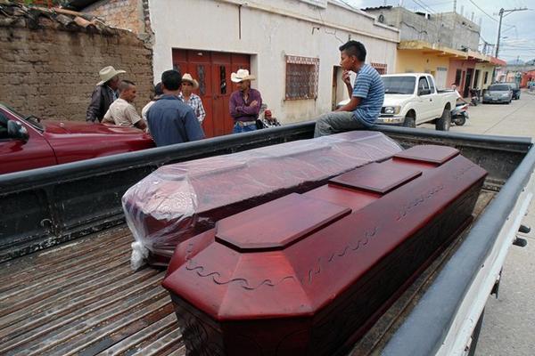 Familiares retiran de la morgue de Jalapa los féretros de los hermanos ultimados en aldea Los Izotes. (Foto Prensa Libre: Hugo Oliva)<br _mce_bogus="1"/>