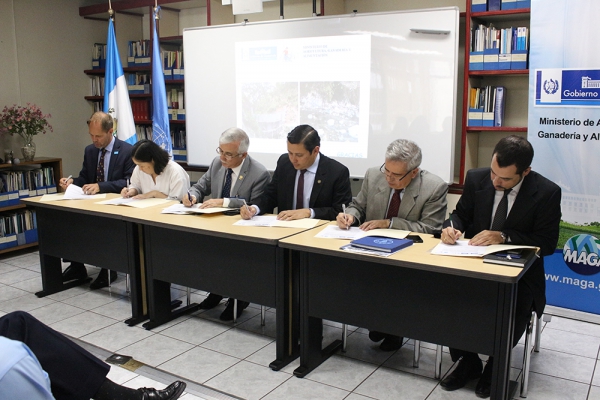 Autoridades del Maga y Sesan firman carta de entendimiento con organizaciones internacionales. (Foto Prensa Libre: Cortesía Sesan)