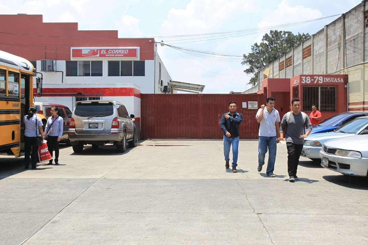 Instalaciones de El Correo en la zona 12 permanecieron cerradas. (Foto Prensa Libre: Esbin García).