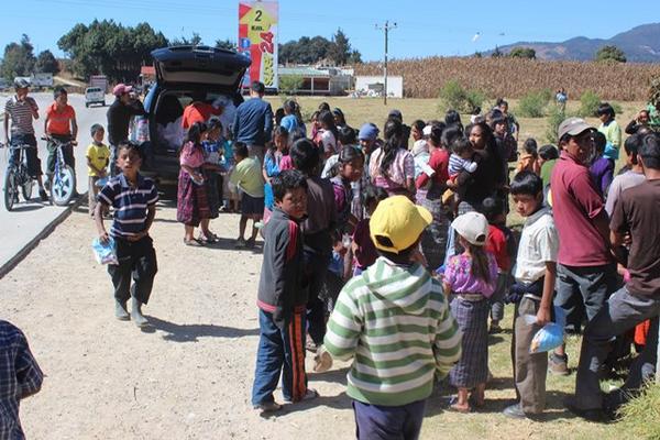 Los conductores llevan regalos y golosinas en sus vehículos, paran en algún tramo de la ruta Interamericana en el que permanencen niños, y les entregan los obsequios. (Foto Prensa Libre: José Rosales)<br _mce_bogus="1"/>