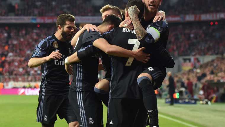 Los jugadores del Real Madrid felicitan a Cristiano Ronaldo luego de su anotación. (Foto Prensa Libre: AFP)