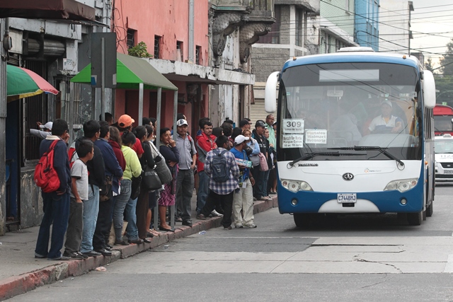 Usuarios del Transurbano hacen filas para abordar una unidad en la zona 1 capitalina. (Foto Prensa Libre: Hemeroteca PL)