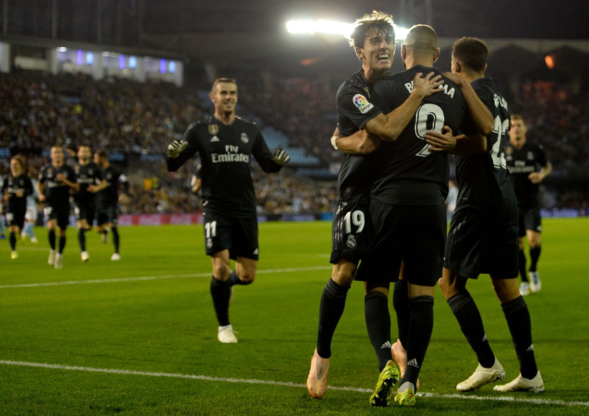 Los jugadores del Real Madrid festejan con Karim Benzema. (Foto Prensa Libre: AFP)
