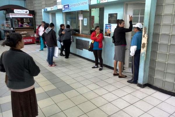 Pacientes denuncian atención irregular en el Hospital Roosevelt. (Foto Prensa Libre: Érick Ávila)