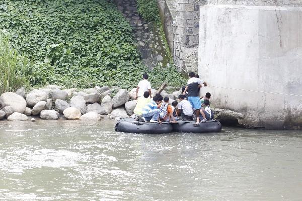 un grupo de personas cruza en balsa el río Suchiate, en El Carmen, San Marcos, en busca del "sueño americano".