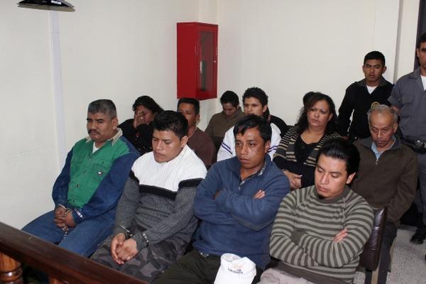 Los cuatro absueltos y los ocho condenados por robo de vehículos escuchan la decisión del Tribunal de Sentencia de Quiché. (Foto Prensa Libre: Óscar Figueroa)