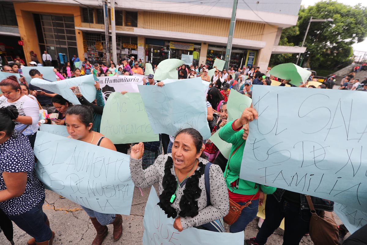 Familiares y elementos de la Policía Nacional Civil protestan frente al Ministerio de Gobernación para exigir que se cumpla con el aumento al salario de los agentes que se encuentran laborando. (Foto Prensa Libre: Óscar Rivas)