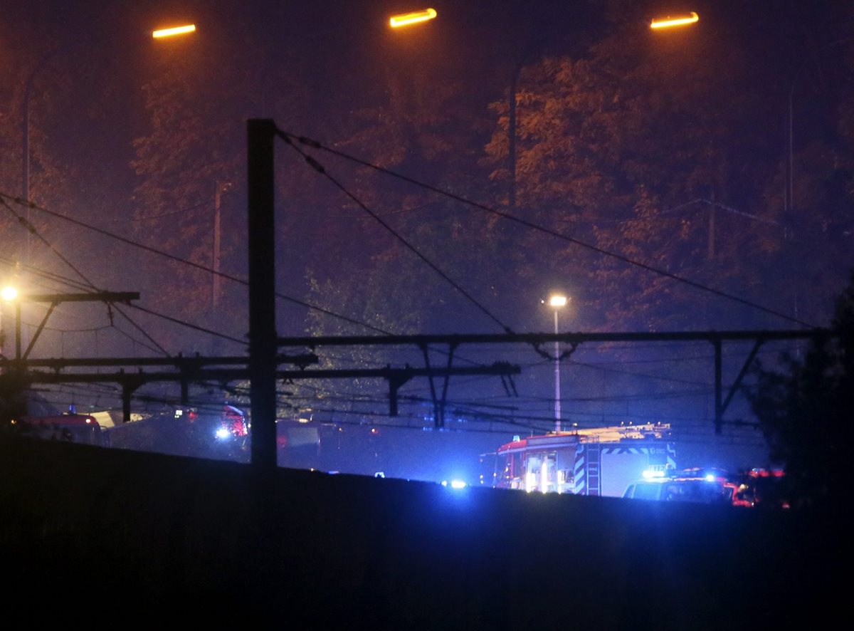 Socorristas acuden al lugar del accidente en Hermalle-sous-Huy, bélgica. (Foto: EFE)