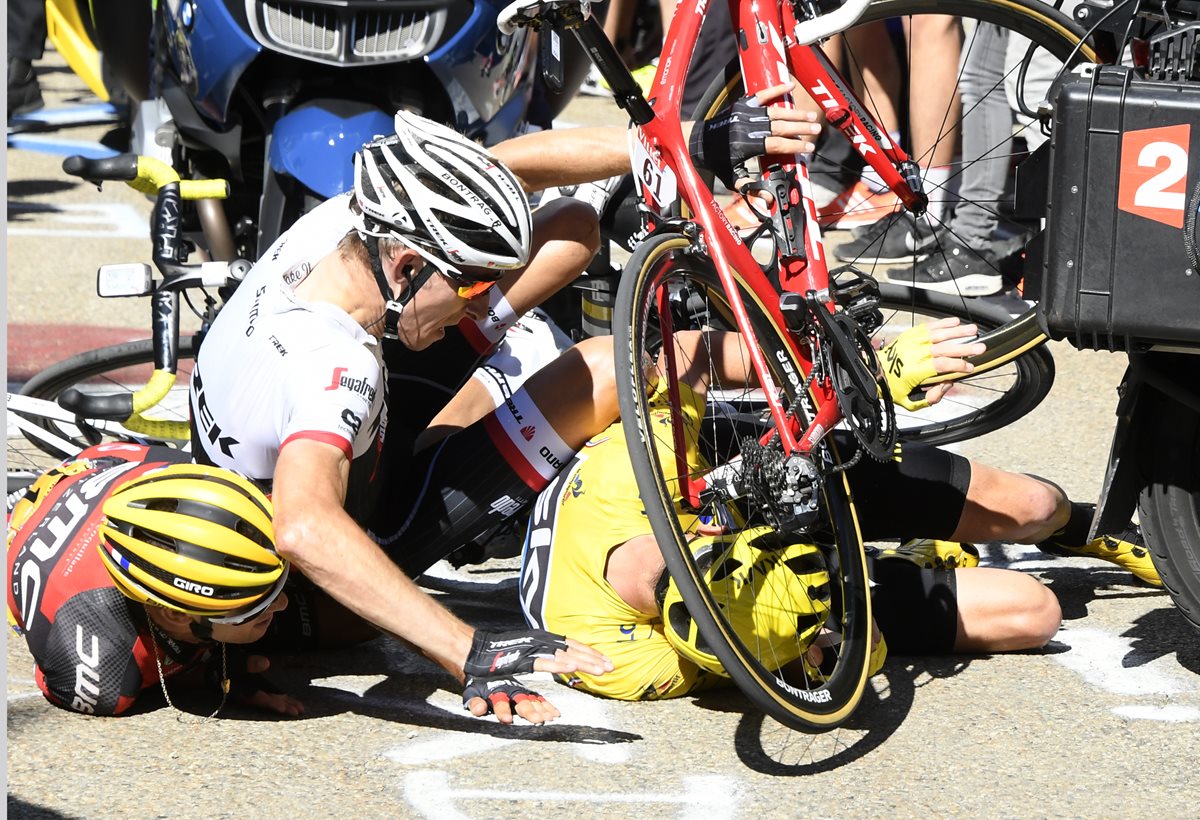 El británico Chris Froome recuperó el maillot amarillo de líder del Tour de Francia después de la caída. (Foto Prensa Libre: AP).