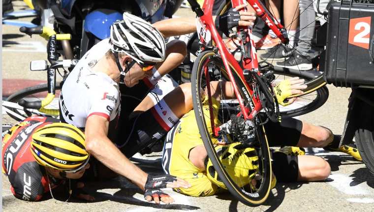 El británico Chris Froome recuperó el maillot amarillo de líder del Tour de Francia después de la caída. (Foto Prensa Libre: AP).