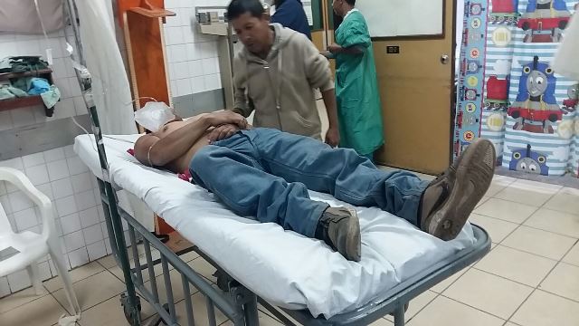Los hermanos heridos de bala en El Tejar, son atendidos en el nosocomio de Chimaltenango. (Foto Prensa Libre: Víctor Chamalé)