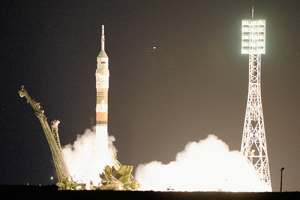 La nave de tipo Soyuz fue lanzada desde Baikonur a las 21 hora local, tripulada por el cosmonauta Oleg Kononenko, el astronauta de la NASA Kjell Lindgren y el japonés Kimiya Yui. (Foto Prensa Libre: AFP).