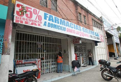Las farmacias multadas retiraron su publicidad de descuento, pero los precios siguen con incremento, según denuncias de pacientes con enfermedades crónicas.