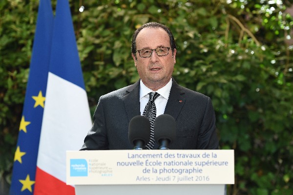 Francois Hollande, habla durante una visita en el sur de Francia. (Foto Prensa Libre: AFP)