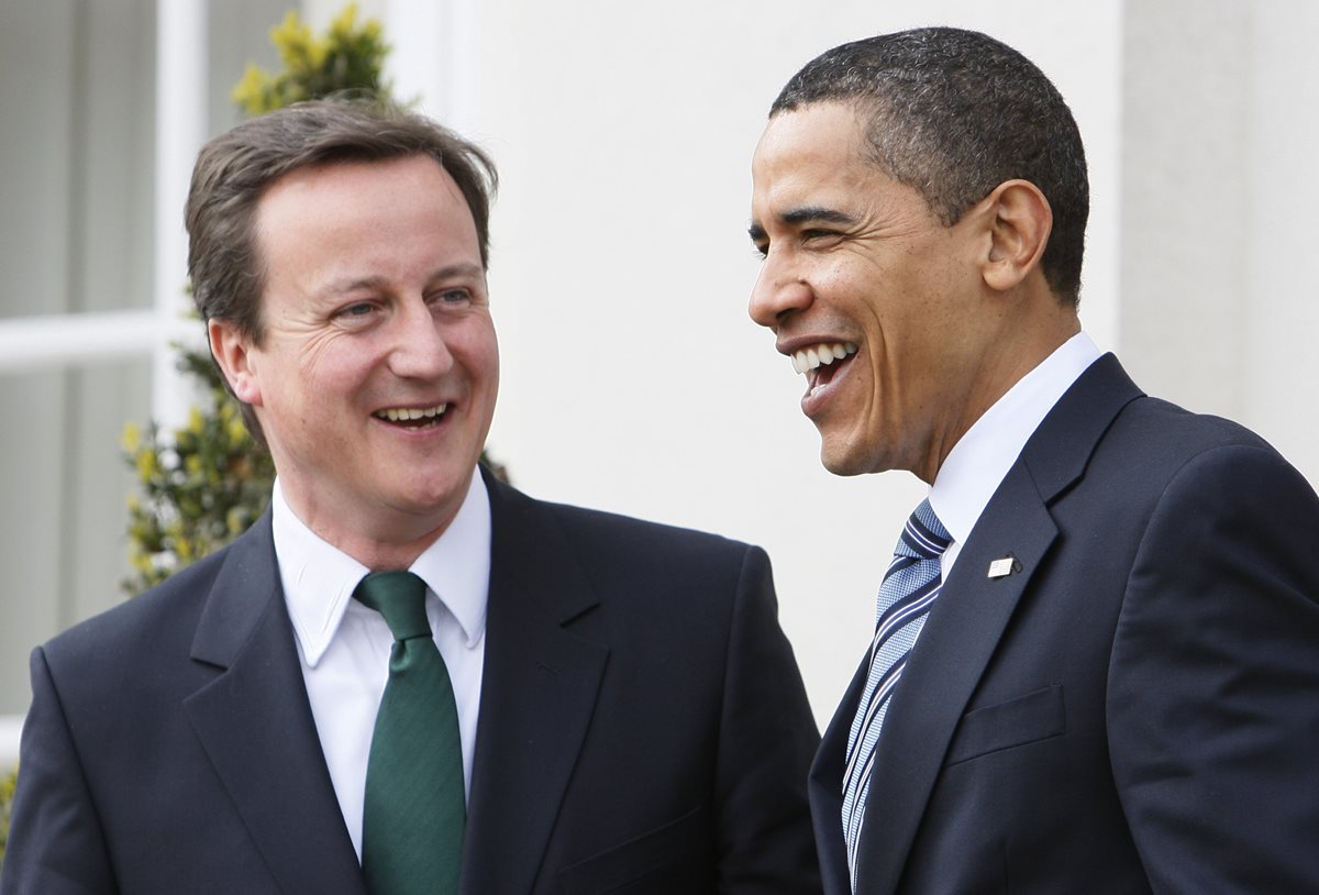 James Cameron, primer ministro británico y Barack Obama, presidente de EE. UU., durante una reunión en la Casa Blanca en 2009. (Foto Prensa Libre: AP).