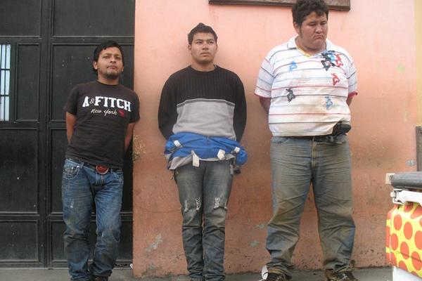 Tres presuntos secuestradores fueron detenidos en Sacatepéquez, cuando intentaban plagiar a un empresario. (Foto Prensa Libre: Miguel López)<br _mce_bogus="1"/>