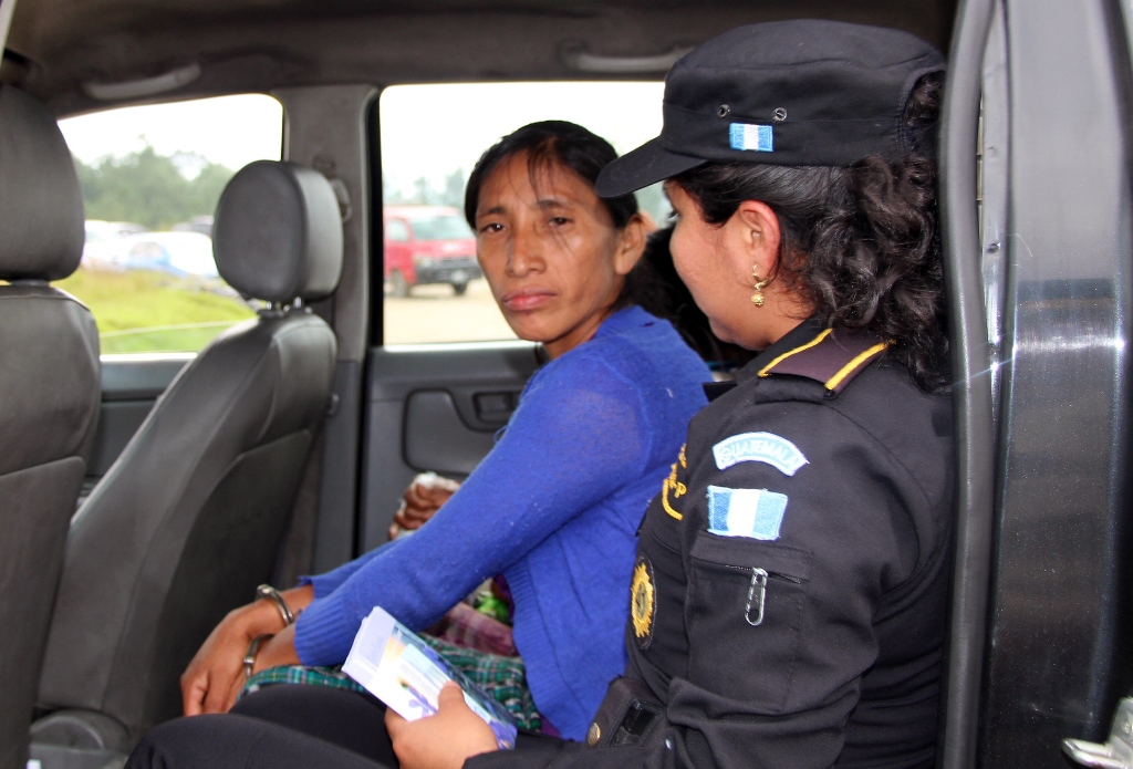 María Sales Fabián es trasladada a la cárcel en Xelajú luego de haber agredido a su suegra en las afueras de la Granja Penal Cantel. (Foto Prensa Libre: Carlos Ventura)