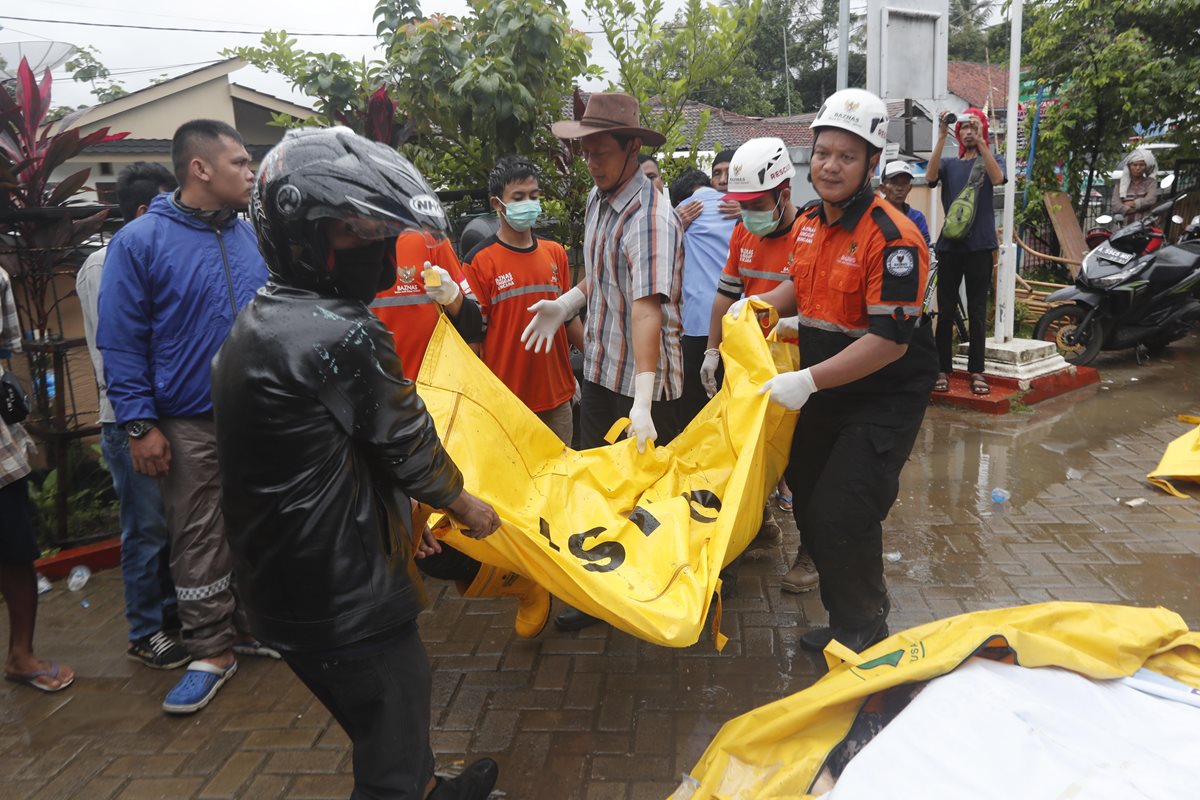 Más de 200 muertos se contabilizan por el tsunami. (Foto Prensa Libre: EFE)