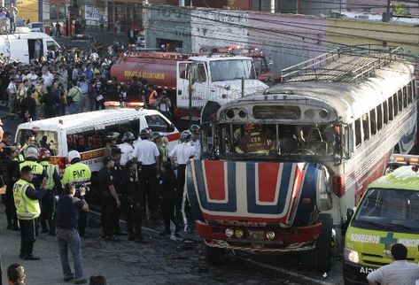 Un autobús de Rutas Quetzal fue atacada  por presuntos pandilleros que lanzaron una bomba incendiaria. (Foto Prensa Libre: Saúl Martínez)