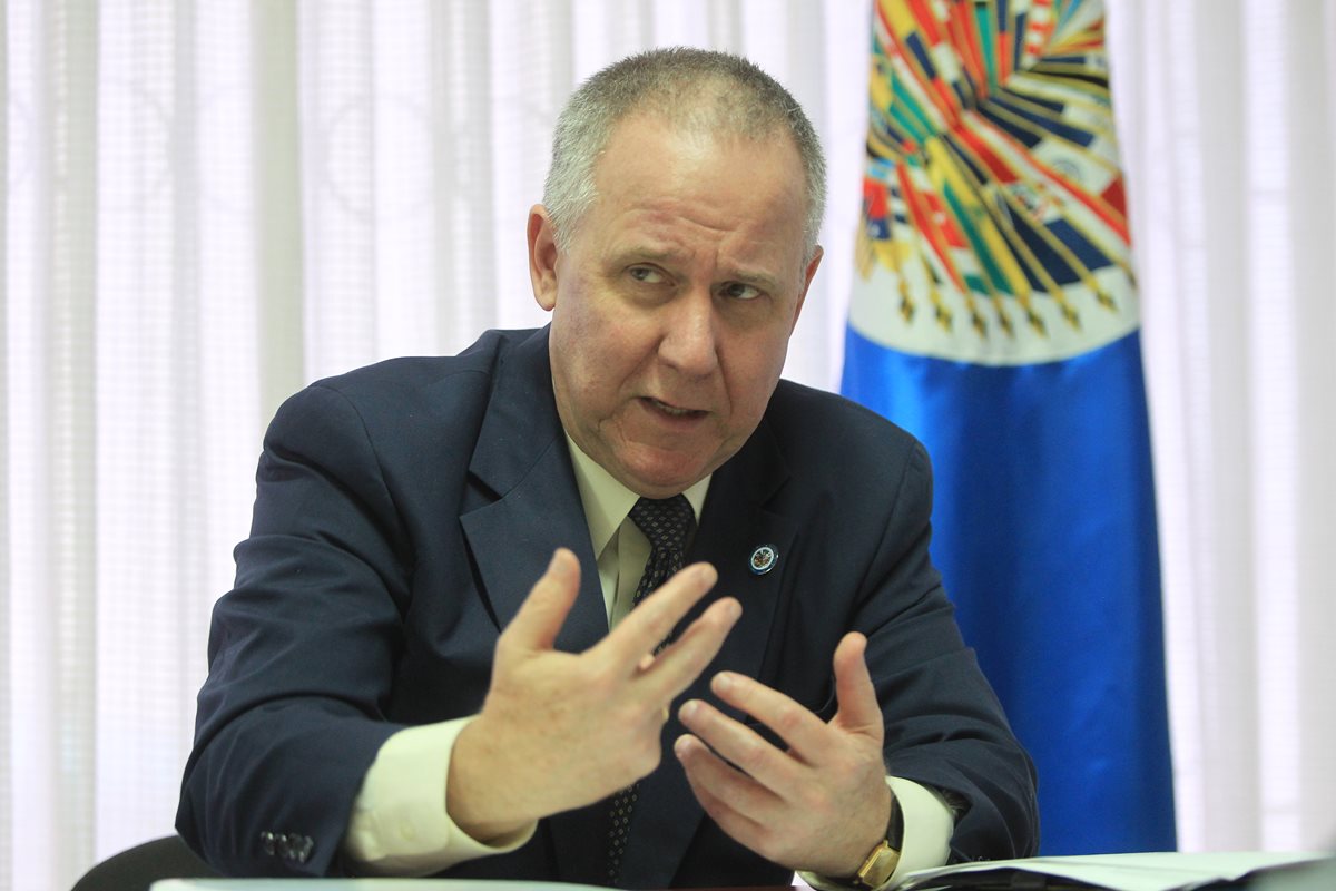 Lambert explica el motivo de la misión técnica y su agenda de trabajo, que concluirá con un foro el jueves. (Foto Prensa Libre: E. García)
