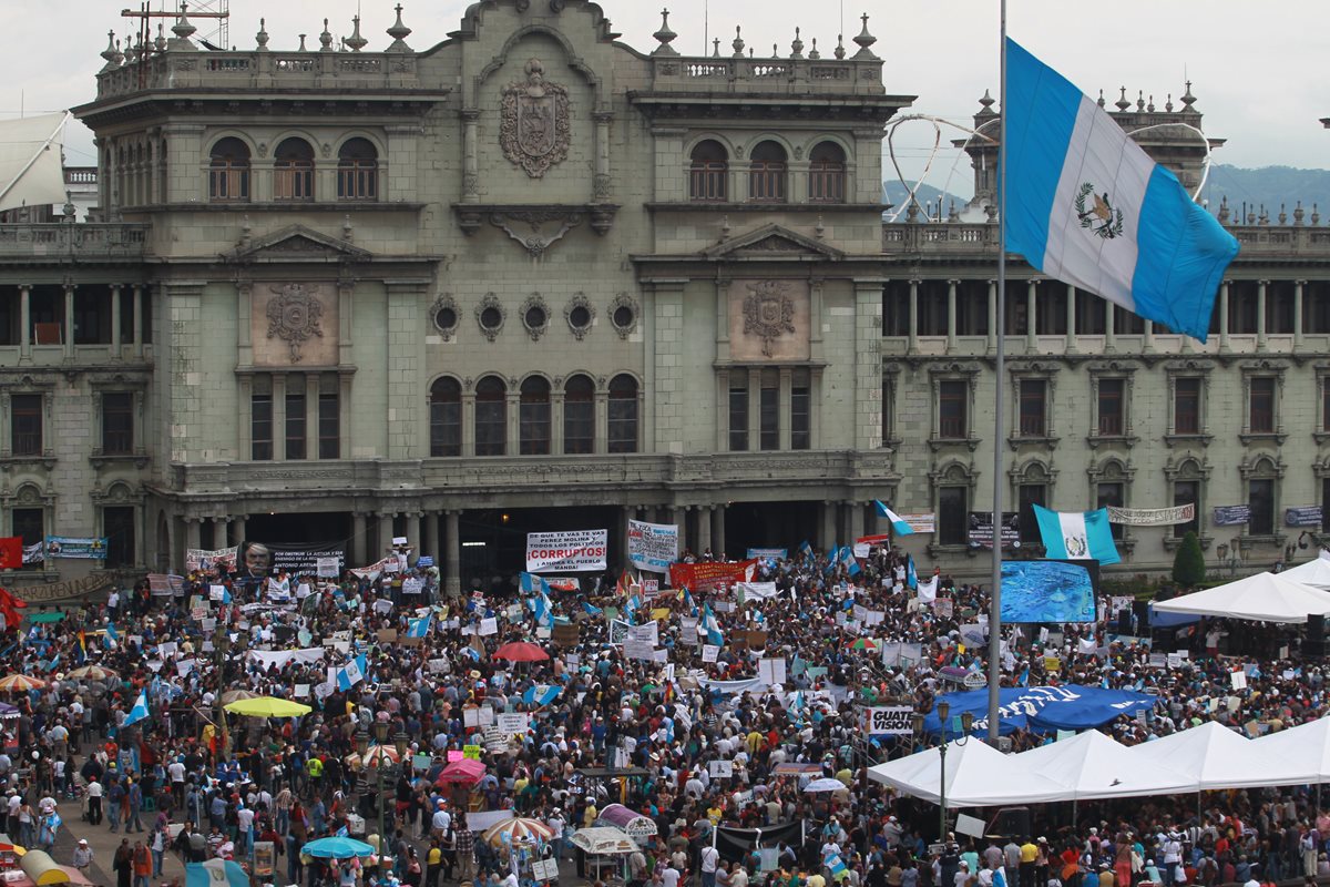 Durante 10 semanas consecutivas, los guatemaltecos han salido a las calles a pedir la renuncia del Presidente Otto Pérez Molina. (Foto Prensa Libre: Hemeroteca PL)