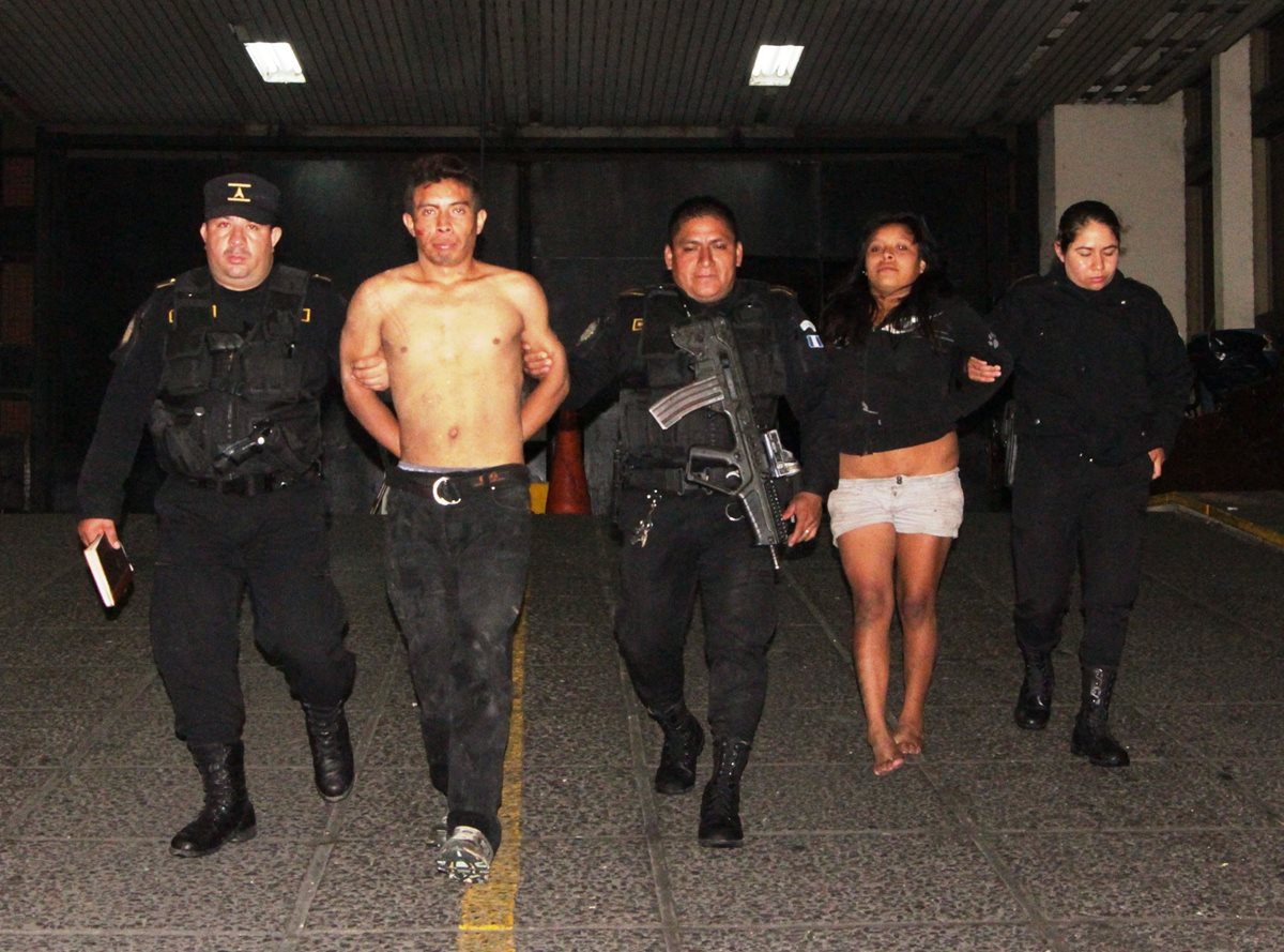 Detenidos tras persecución policial en San José Pinula. Los sindican del homicidio de una persona. (Foto Prensa Libre: PNC)