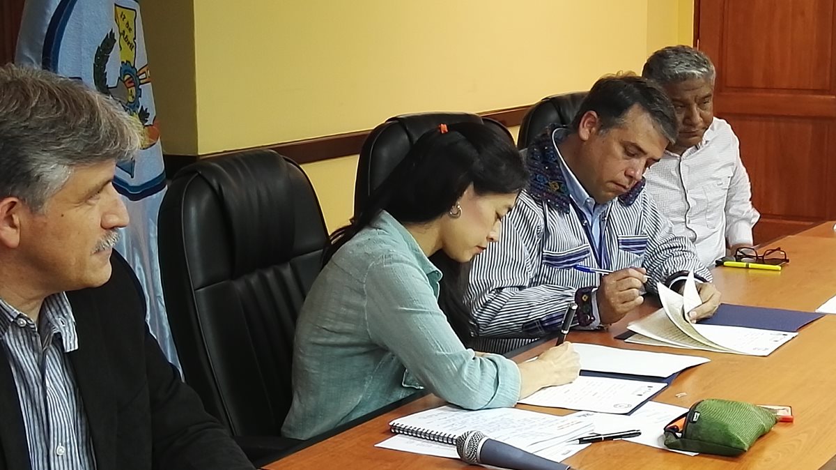 La ministra de Salud, Lucrecia Hernández, y el alcalde de Villa Nueva, Edwin Escobar, firman convenio de compromiso para implementar el Modelo Incluyente en Salud Urbano. (Foto Prensa Libre: Roni Pocón).