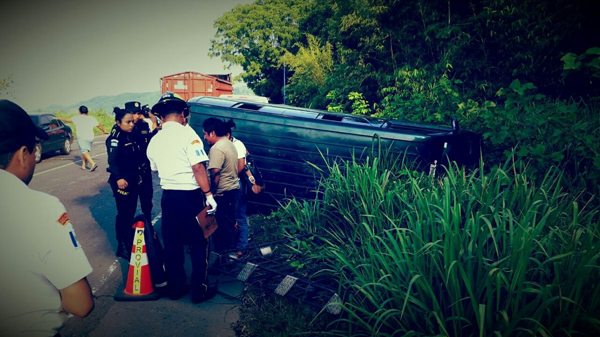 Microbús en el que se desplazaban los maestros que se accidentaron en el km 113 de la ruta al suroccidente, aldea Cocales, Patulul. (Foto Prensa Libre: Cristian Soto).