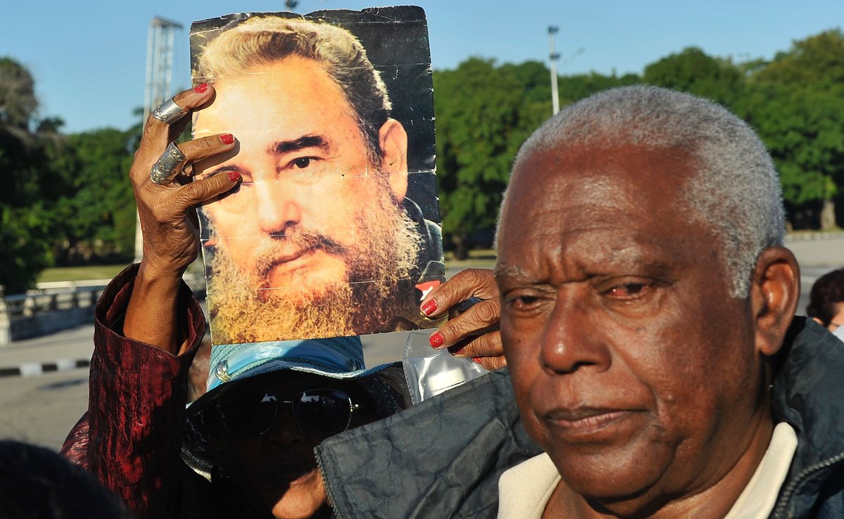 Una mujer sostiene una fotografía del fallecido líder cubano, Fidel Castro, en La Habana, Cuba. (Foto Prensa Libre: AFP).