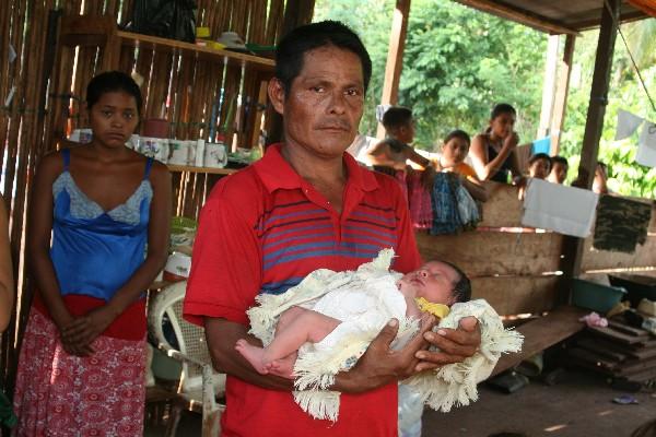 Arnoldo Chub  carga a su hija, en cuyo parto murió su esposa, Nora Yolanda Toraya.