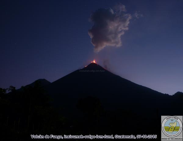 Volcán de Fuego lanza ceniza y humo por lo que las autoridades recomiendan monitorear actividad. (Foto Prensa Libre: Insivumeh)