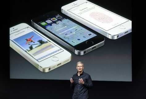 Tim Cook, consejero delegado de Apple, da las palabras de bienvenida durante lanzamiento mundial de los nuevos modelos del iPhone. (Foto Prensa Libre: AP)