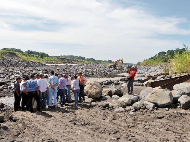 Vecinos observan excavadora que draga el cauce del río Samalá, San Sebastián, Retalhuleu. (Rolando Miranda)