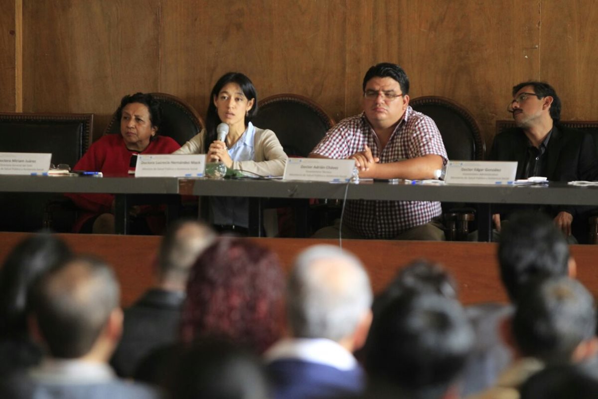 La ministra de Salud, Lucrecia Hernández Mack, se reúne con sindicalistas. (Foto Prensa Libre: Edwin Bercián)