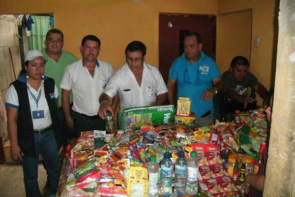 Autoridades de la comuna, de Gobernación, y de la Sosep ordenan la ayuda entregada a las familias víctimas de la violencia en Los Amates. (Foto Prensa Libre: José López)<br _mce_bogus="1"/>
