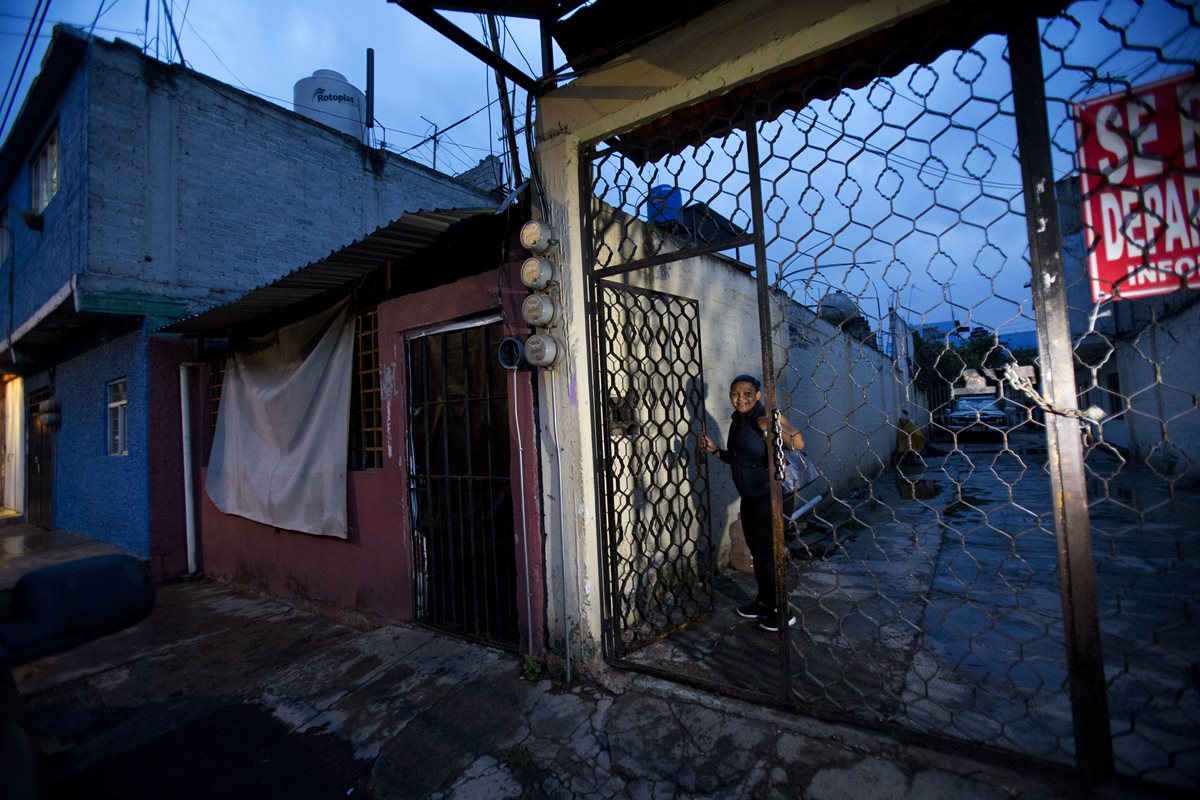 En un apartamento de dos habitaciones viven Cruz Martínez, sus tres hijos, una sobrina, una refugiada salvadoreña y su hija. (Foto Prensa Libre: AP)