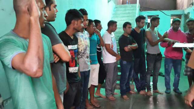 Los migrantes asiáticos son registrados por agentes de la PNC en Palín, Escuintla. (Foto Prensa Libre: Carlos Enrique Paredes)