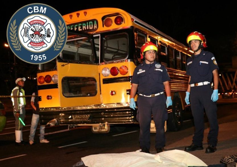 El cuerpo del estudiante Jaime Trinidad Ricardo Pirir, 20, quedó cerca del autobús que había salido de la Usac. (Foto Prensa Libre: Bomberos Municipales).