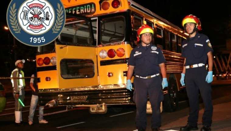 El cuerpo del estudiante Jaime Trinidad Ricardo Pirir, 20, quedó cerca del autobús que había salido de la Usac. (Foto Prensa Libre: Bomberos Municipales).
