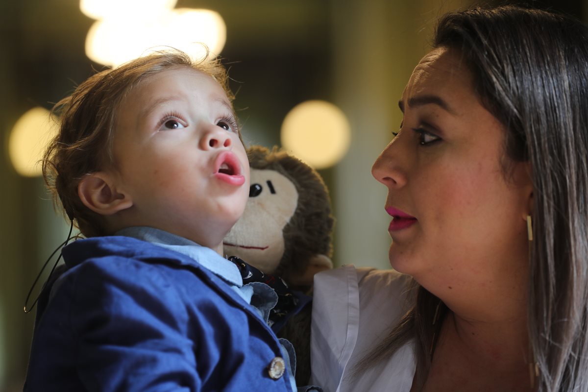 Mateo Fajardo Paiz junto a su madre Lizbeth. El pequeño pudo escuchar por primera vez este jueves. (Foto Prensa Libre: Érick Ávila).