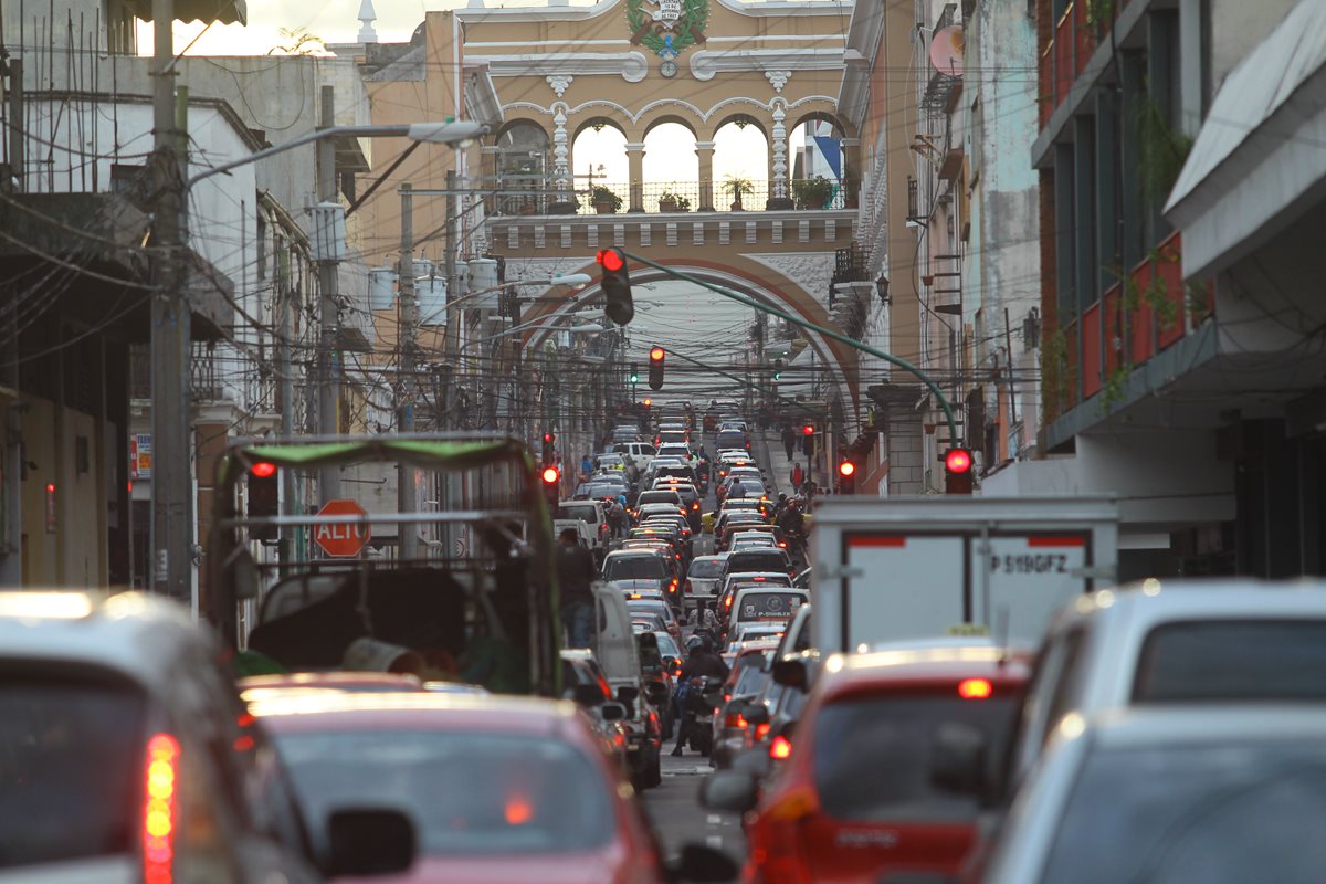 La 12 calle de la zona 1, es una de las que más registran atascos en horas pico de la tarde. (Foto Prensa Libre: Álvaro Interiano)