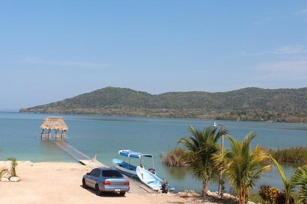 Playa El Muelle, en El Remate, al fondo el Cerro Cahuí, zona turística ubicada a 30 kilómetros de Tikal, en Petén. (Foto Prensa Libre: Rigoberto Escobar)